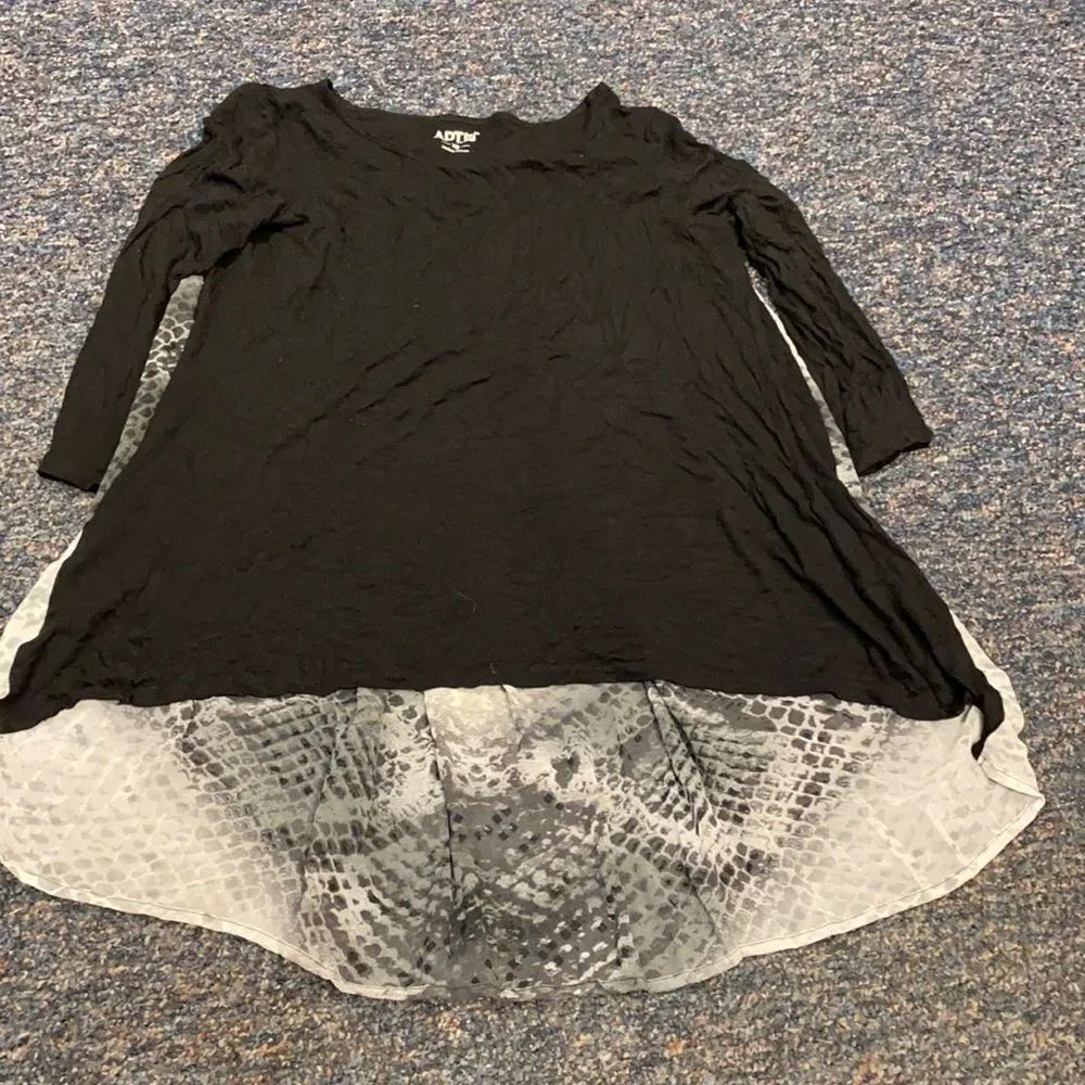 At. 9 High Low Snake Pattern Top sz. XS